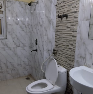 Bathroom in 3 BHK Apartment at Amrapali Silicon City, Sector 76 – for Rent