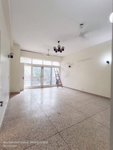 Room in 3 BHK Builder Floor at Safdarjung Development Area – for Rent