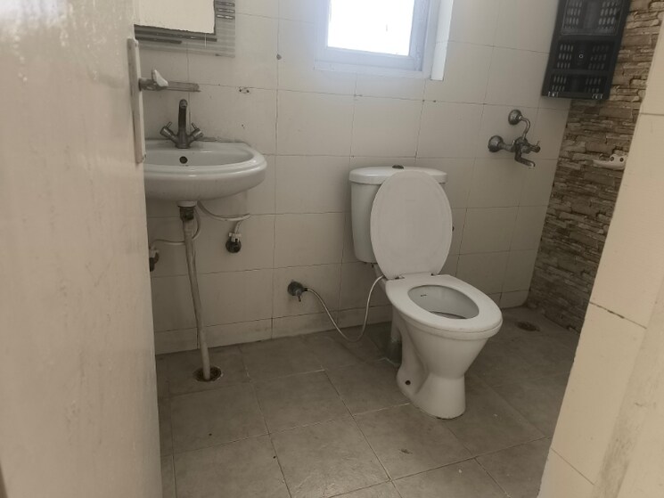 Bathroom, puri-vip-floors 3 Bedroom 2700 Sq.Ft. Apartment In Sector 81 Faridabad 7983147