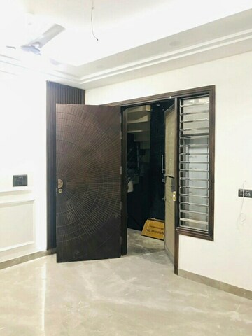 Room in 3 BHK Builder Floor at Paschim Vihar – for Rent