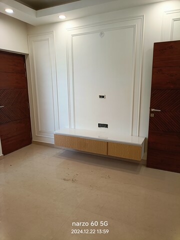 Room in 3 BHK Builder Floor at Sector 76 – for Rent