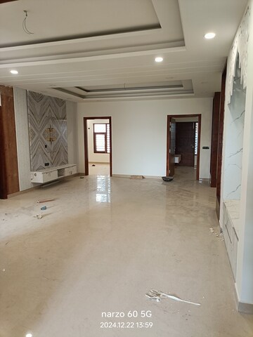 Building Lobby in 3 BHK Builder Floor at Sector 76 – for Rent
