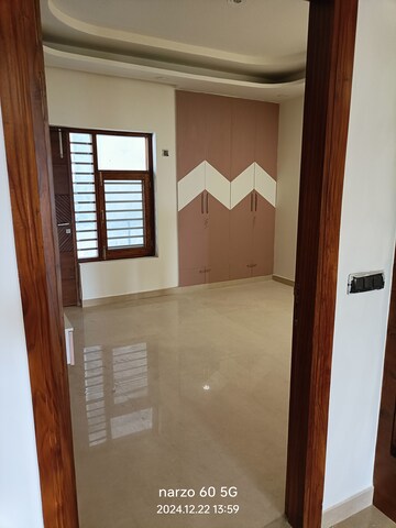 Room in 3 BHK Builder Floor at Sector 76 – for Rent