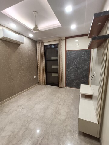 Room in 3 BHK Builder Floor at Paschim Vihar – for Rent