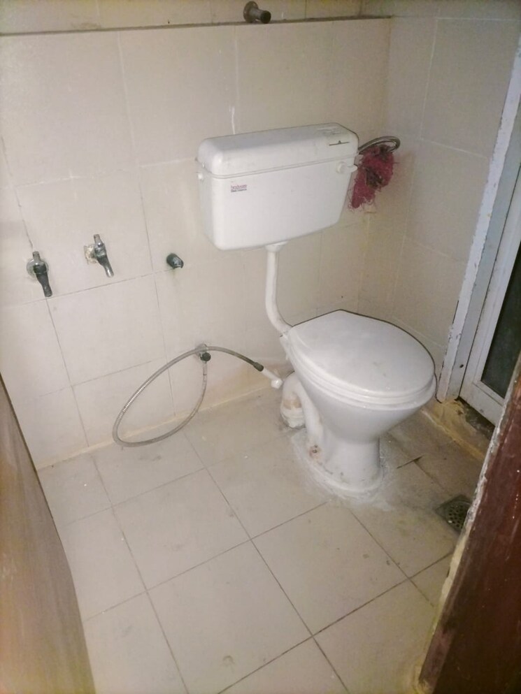 Bathroom, mahagun-mezzaria 3 Bedroom 2500 Sq.Ft. Apartment In Sector 78 Noida 7983245