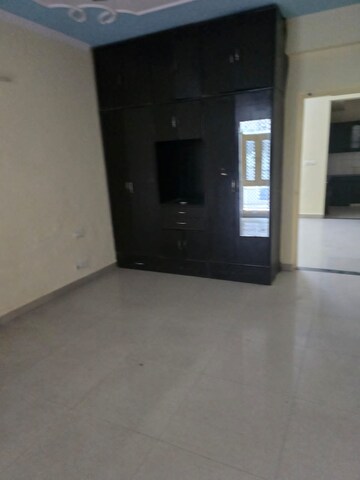 Room in 3 BHK Builder Floor at Omaxe Heights, Sector 86 – for Rent