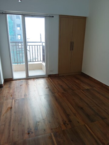 Room in 2 BHK Apartment at Amrapali Golf Homes, Sector 4, Greater Noida – for Sale