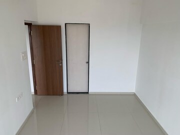Room in 2 BHK Apartment at Mayfair The View, Vikhroli West – for Rent