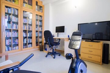 Master Bedroom in 5 BHK Penthouse at Unitech The Close North, Sector 50 – for Rent