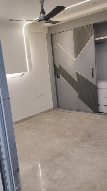Room in 3.5 BHK Builder Floor at Rohini Sector 11 – for Rent