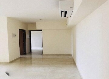 Room in 2 BHK Apartment at Lodha Amara, Kolshet Road – for Rent
