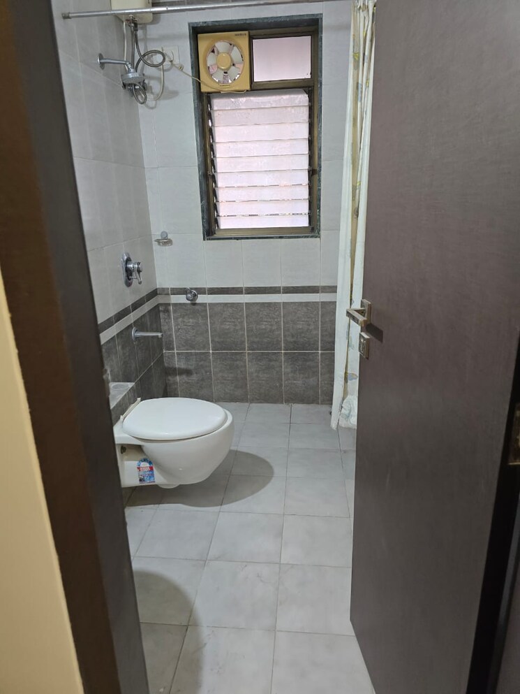 Bathroom, shree-mahavir-darshan 2 Bedroom 950 Sq.Ft. Apartment In Lower Parel Mumbai 7983694
