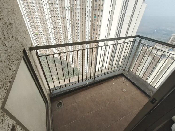Balcony, lodha-splendora 5 Bedroom 1550 Sq.Ft. Apartment In Ghodbunder Road Thane 7983778