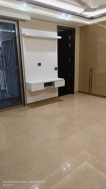 Room in 2 BHK Builder Floor at Paryavaran Complex – for Rent