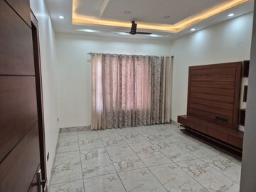 Building Lobby in 3 BHK Builder Floor at Ardee City, Sector 52 – for Rent