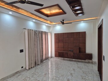 Master Bedroom in 3 BHK Builder Floor at Ardee City, Sector 52 – for Rent