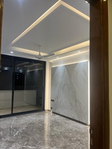 Room in 4 BHK Builder Floor at DLF Atria, Dlf Phase ii – for Rent