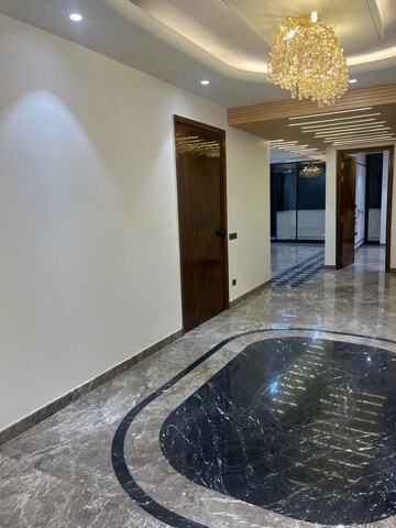 Master Bedroom in 4 BHK Builder Floor at DLF Atria, Dlf Phase ii – for Rent