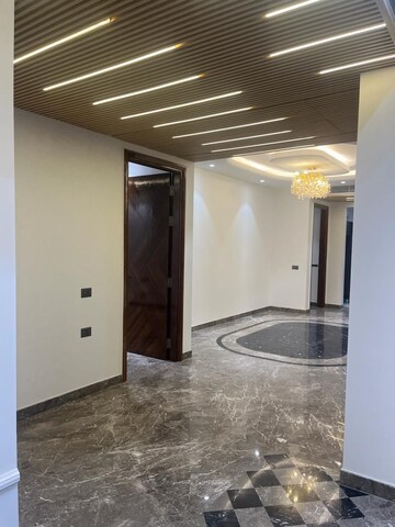 Room in 4 BHK Builder Floor at DLF Atria, Dlf Phase ii – for Rent