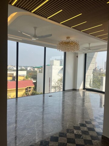 Building Lobby in 4 BHK Builder Floor at DLF City Phase V, Dlf Phase V – for Rent