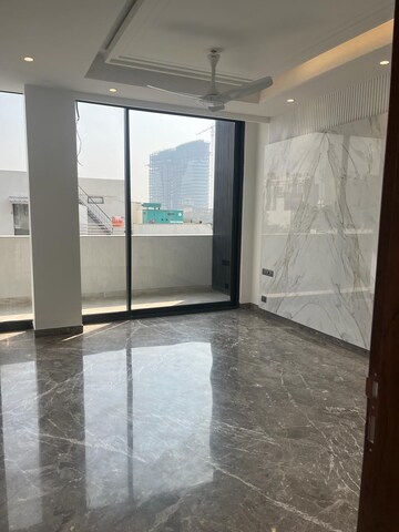 Master Bedroom in 4 BHK Builder Floor at DLF City Phase V, Dlf Phase V – for Rent