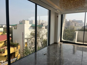 Room in 4 BHK Builder Floor at DLF City Phase V, Dlf Phase V – for Rent