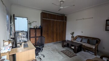 Living Room in 1.5 BHK Apartment at Kalkaji – for Rent