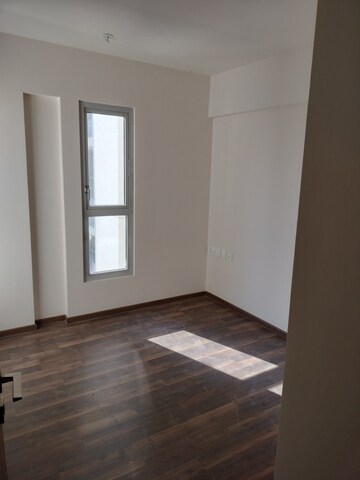 Room in 2 BHK Apartment at Piramal Vaikunth, Balkum Pada – for Rent