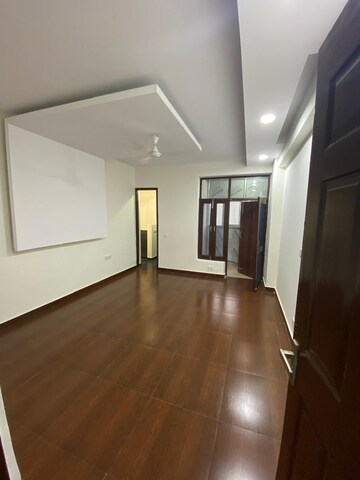 Master Bedroom in 4 BHK Apartment at Varun C.G.H Society, Sector 52 – for Rent
