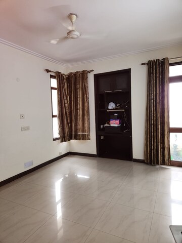 Room in 3 BHK Apartment at Orchid Petals, Sector 49 – for Rent