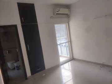 Room in 3 BHK Apartment at Vipul Greens, Sector 48 – for Rent