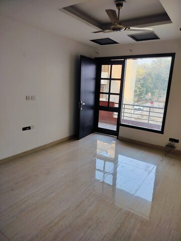 Room in 3 BHK Apartment at Vipul Greens, Sector 48 – for Rent