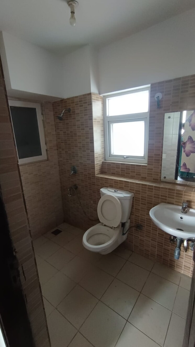 Bathroom, paras-tierea 3 Bedroom 1725 Sq.Ft. Apartment In Sector 137 Noida 7984365
