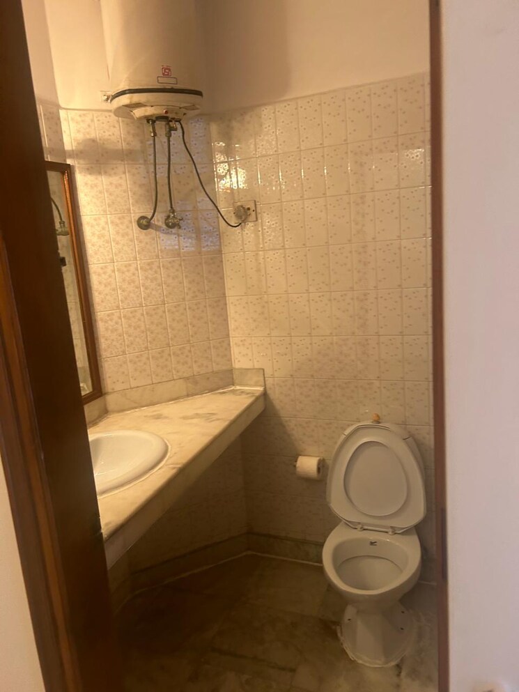 Bathroom, dlf-building-10 5 Bedroom 4512 Sq.Ft. Villa In Dlf Phase ii Gurgaon 7984363