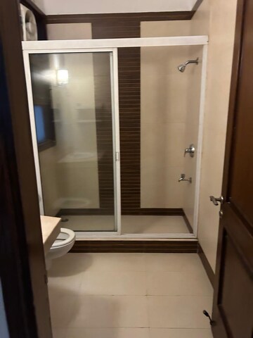 Bathroom in 5 BHK Villa at DLF Building 10, Dlf Phase ii – for Sale