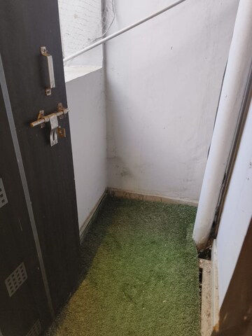 Building Lobby in 1 RK Builder Floor at Ansal Sushant Lok I, Sector 43 – for Rent
