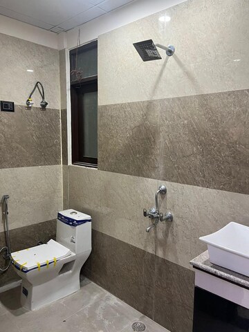 Bathroom in 4 BHK Builder Floor at Mahaveer Plaza Vasundhara, Vasundhara Sector 7 – for Rent