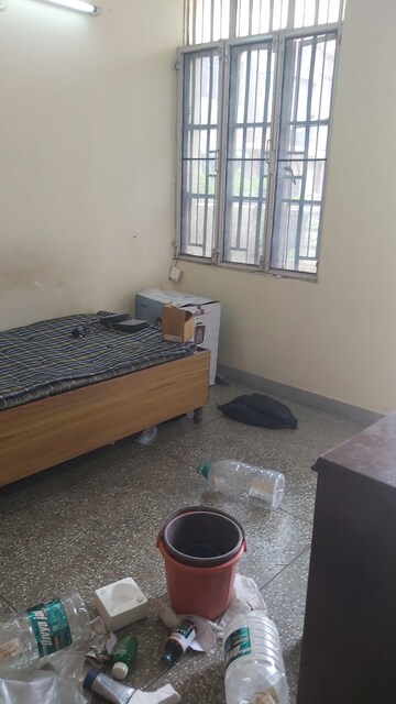 Furnished Amenities in 1.5 BHK Apartment at Mayur Vihar 1 – for Rent
