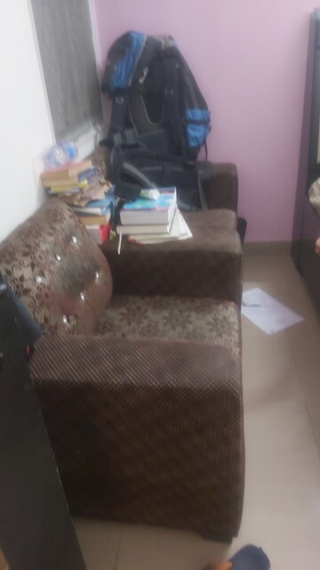 Living Room in 1.5 BHK Apartment at Mayur Vihar – for Rent