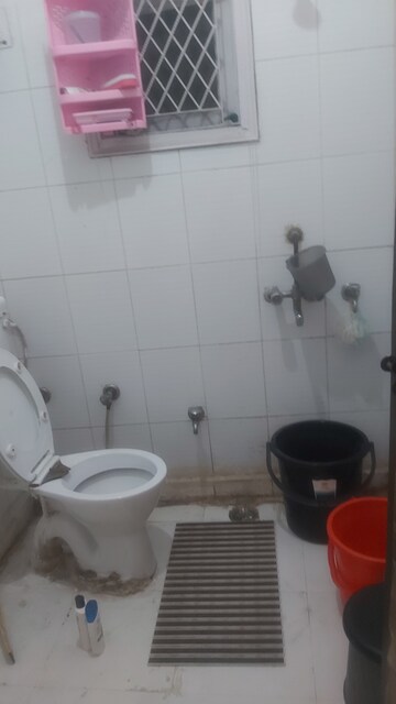 Bathroom in 1.5 BHK Apartment at Mayur Vihar – for Rent