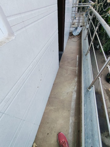 Balcony in 1 RK Builder Floor at Ansal Sushant Lok I, Sector 43 – for Rent