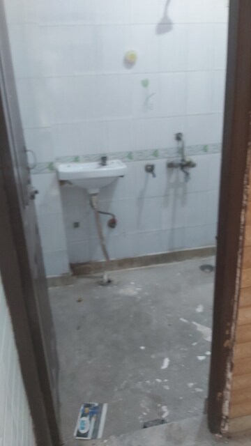 Bathroom in 1.5 BHK Builder Floor at Mayur Vihar – for Rent