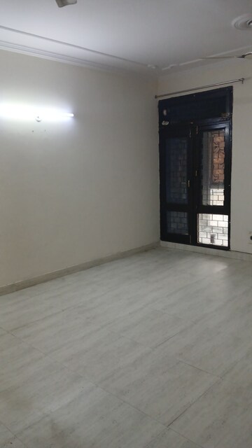 Room in 3.5 BHK Apartment at Purvanchal Sanchar Vihar, Sector 62 – for Rent