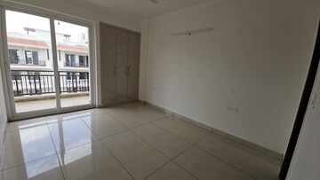 Room in 3 BHK Apartment at Green Valley Residencia, Ghazipur – for Rent