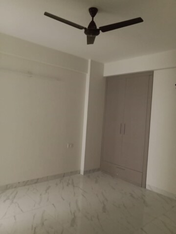 Room in 3 BHK Apartment at Vip Road – for Rent