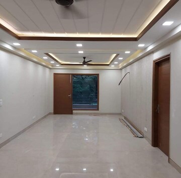 Room in 4 BHK Builder Floor at Sector 17 – for Rent