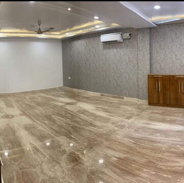 Room in 4 BHK Builder Floor at Sector 17 – for Rent