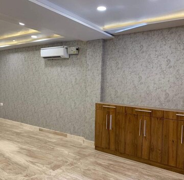 Furnished Amenities in 4 BHK Builder Floor at Sector 17 – for Rent