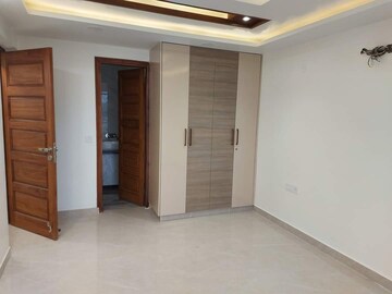 Room in 3 BHK Builder Floor at Sector 17 – for Rent