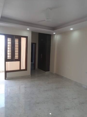 Room in 4 BHK Builder Floor at Sector 9 – for Rent